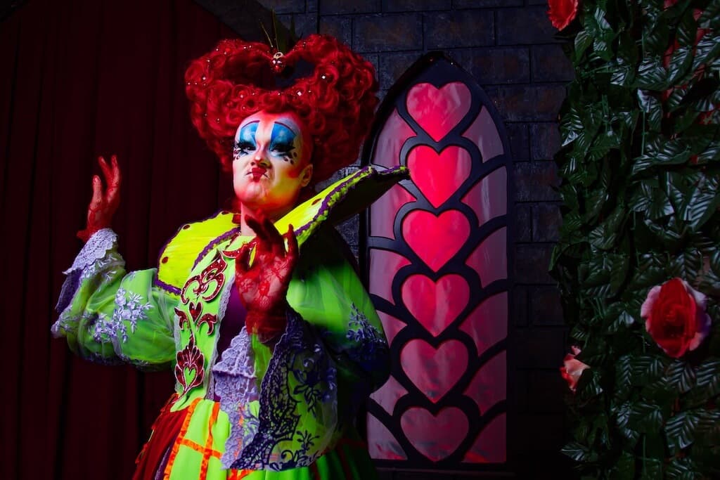 ALICE DE VOLTA AO PAÍS MAIS DIVERTIDO DO MUNDO